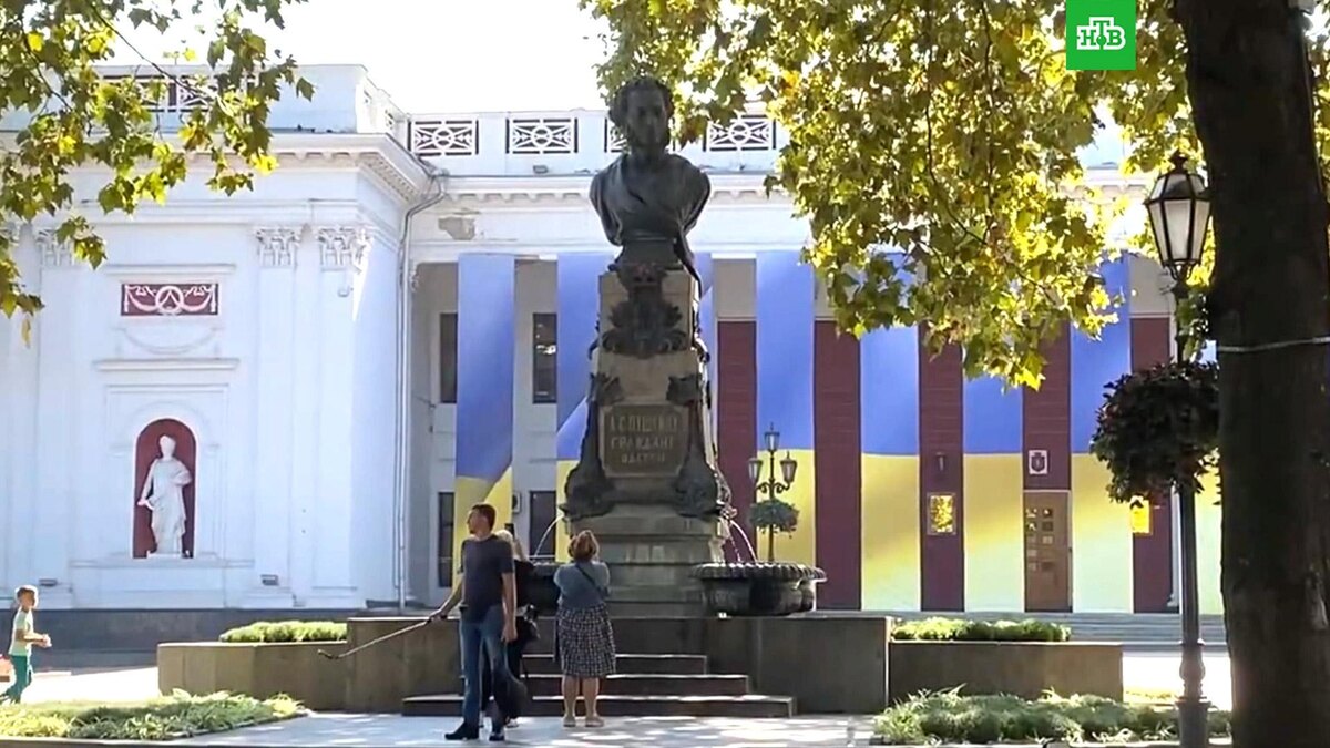    Снос памятников и мовные патрули: на Украине продолжается борьба со всем русским