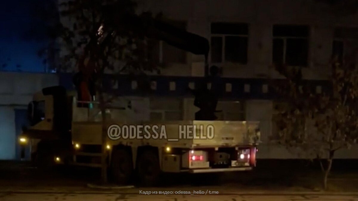    В Одессе снесли памятник Высоцкому