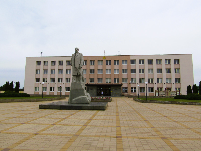 Центр города. Ильич державно стоит перед райисполкомом