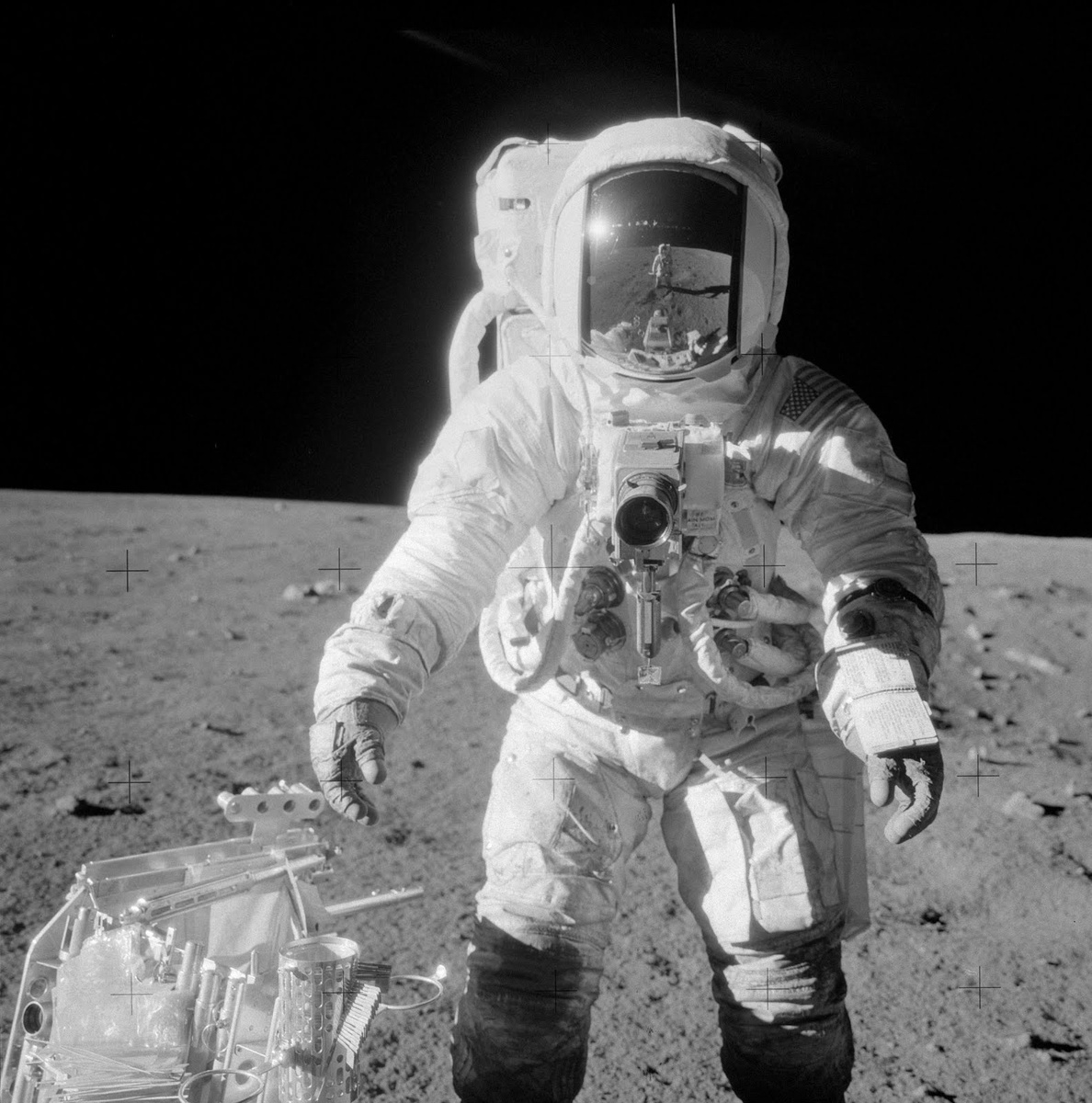 Алан Бин на фото AS12-49-7281 (Аполлон-12).