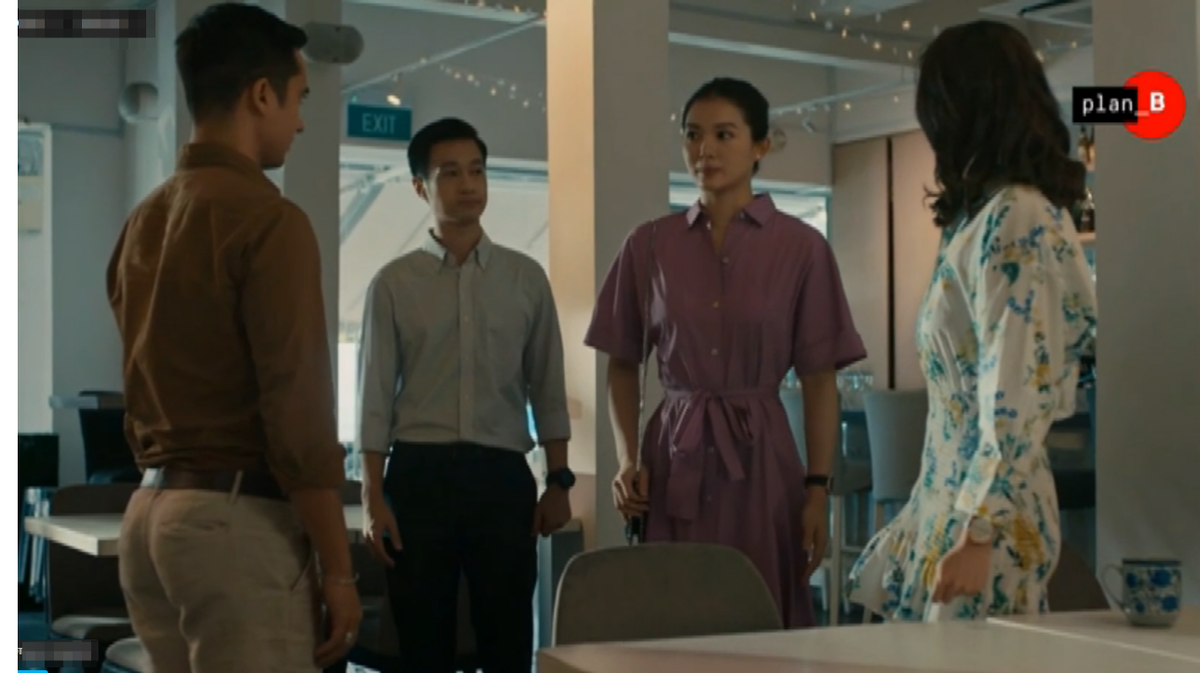 Друзья обсуждают новость о возвращении Криса, кадр из дорамы