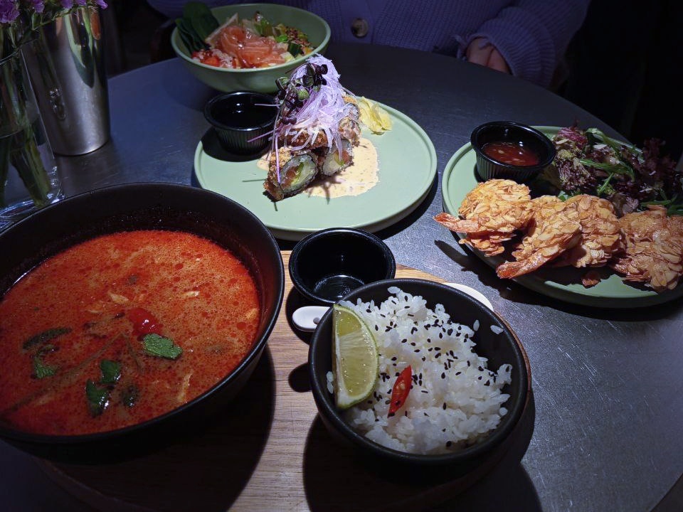 Здесь моё поке и креветки. Но том-ям и роллы я попробовала тоже. 