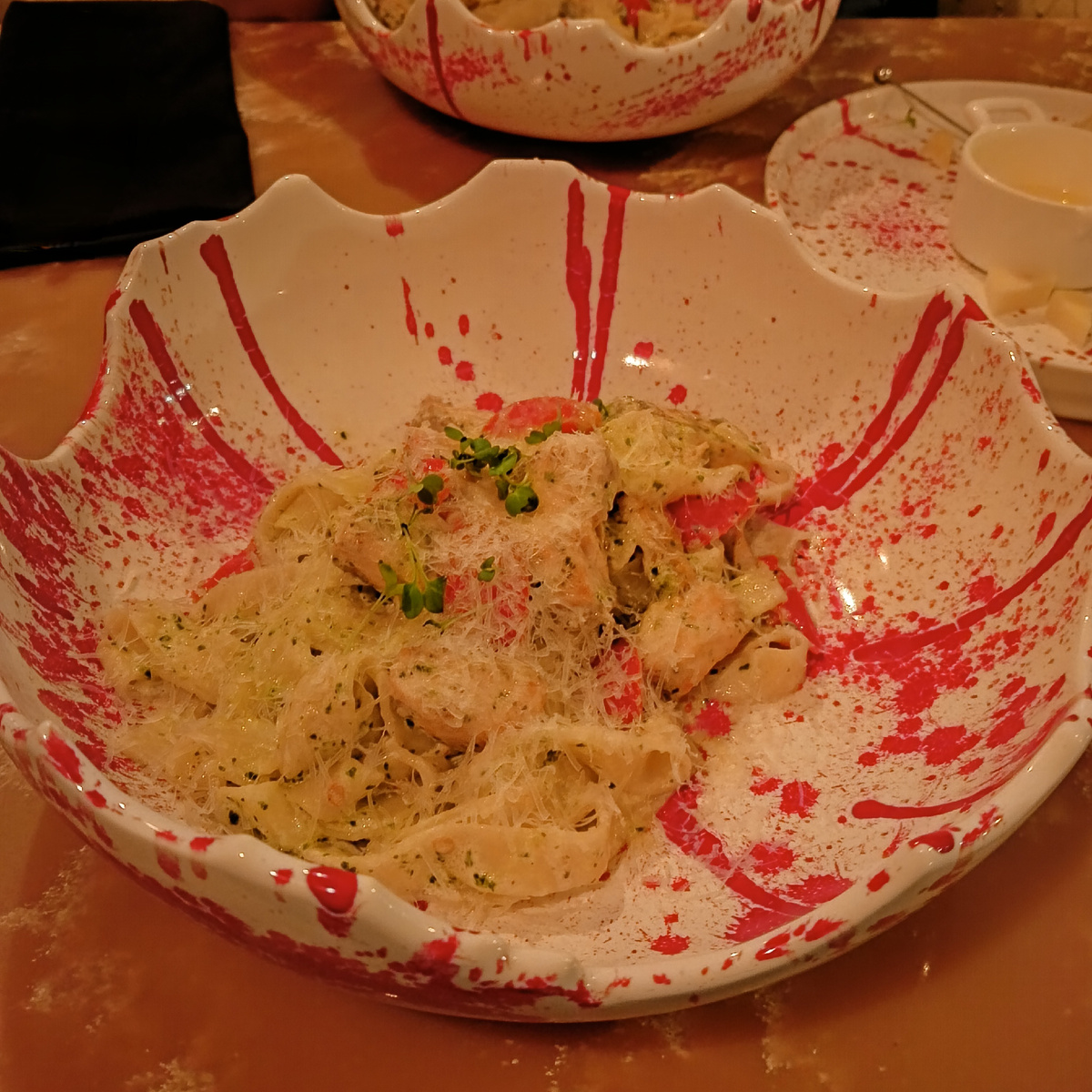 Паста в тематическом баре, где я отмечала др. Как думаете, что изображено на тарелках? 😃