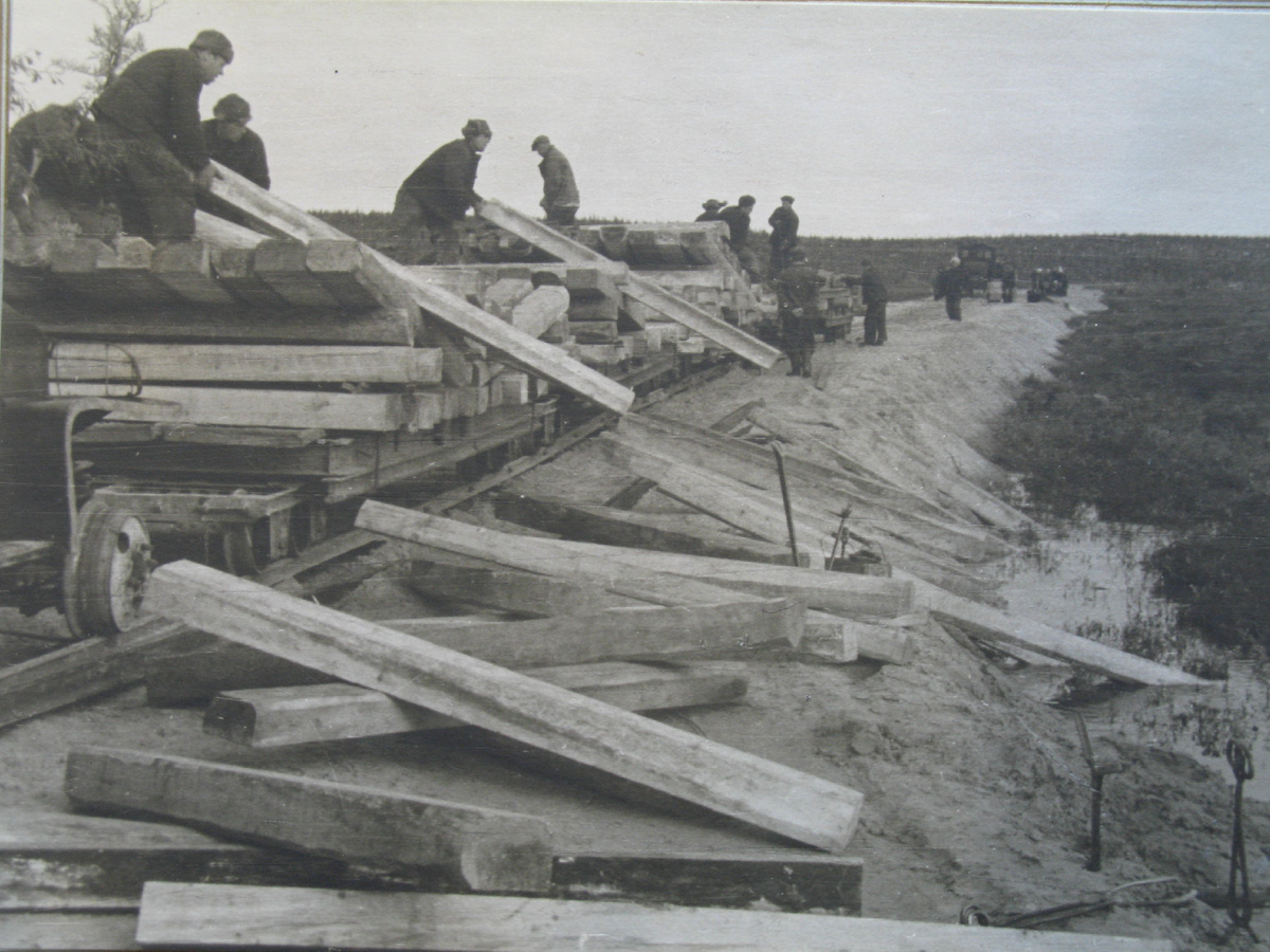 Фото из фондов Центрального музея железнодорожного транспорта: заключенные Обского исправительно-трудового лагеря на строительстве участка Салехард-Надым