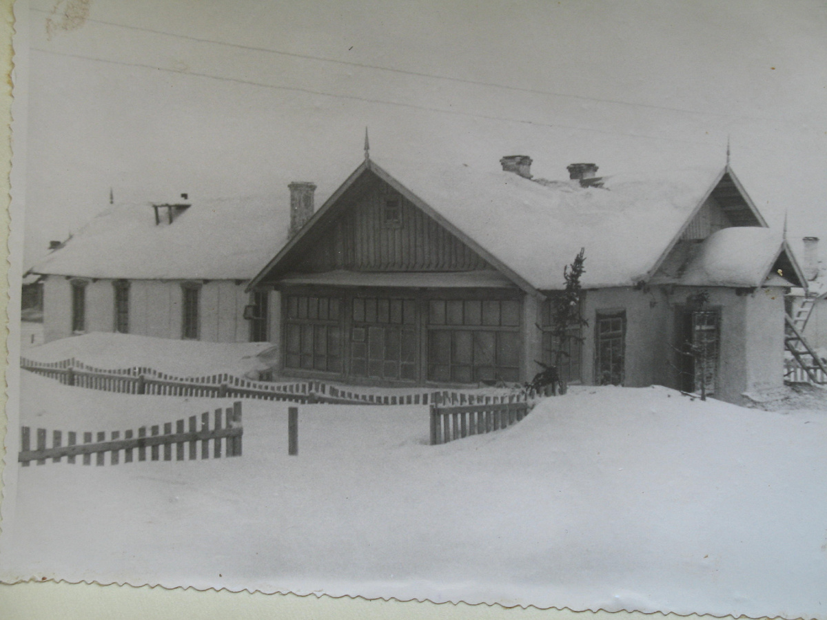 Фото из фондов Центрального музея железнодорожного транспорта: образец деревянного домостроения в арктической зоне СССР