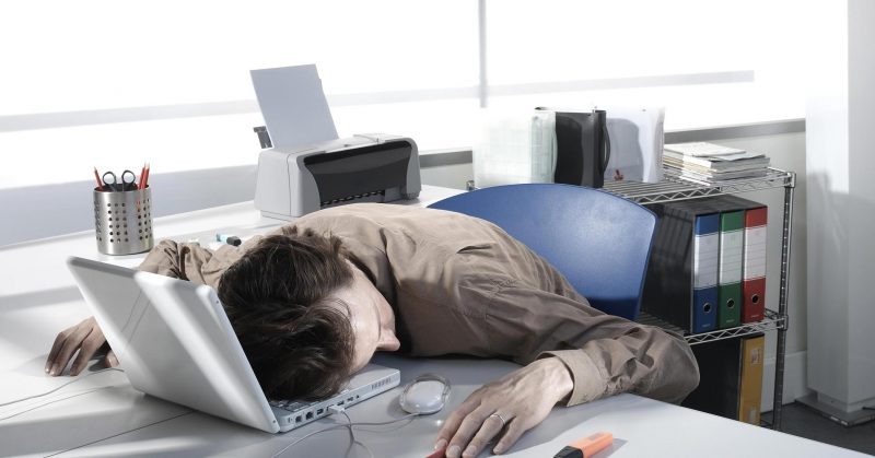 Айтишник трудится в поте лица во благо компании