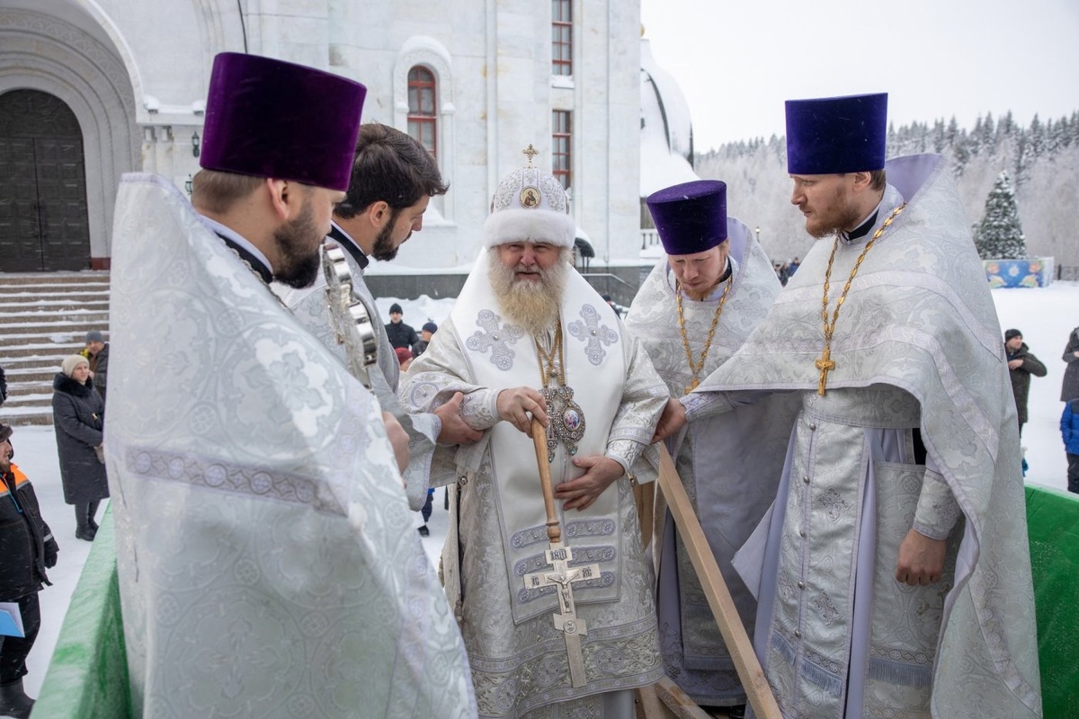    Митрополит Павел поздравил югорчан с праздником Крещения Господня