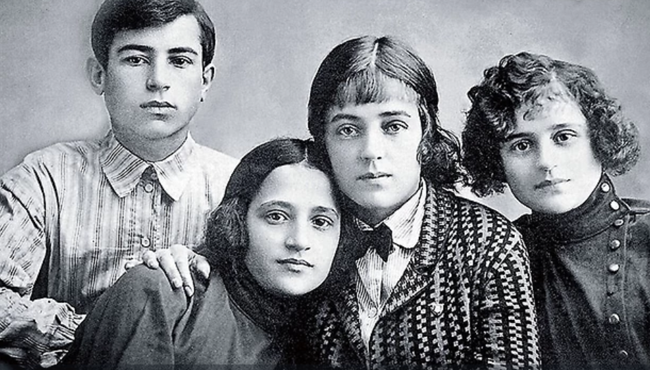 Марина Ладынина с братом Андреем, сестрами Валентиной и Клавдией.