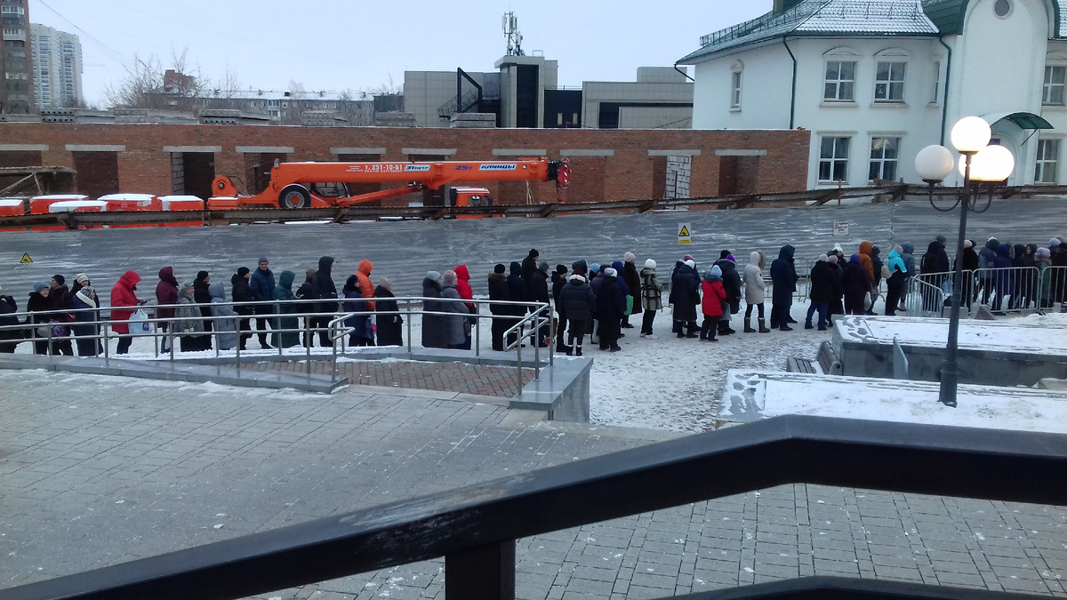 Очередь за  освященной водой в Храме Рождества Христова в городе Красноярске.