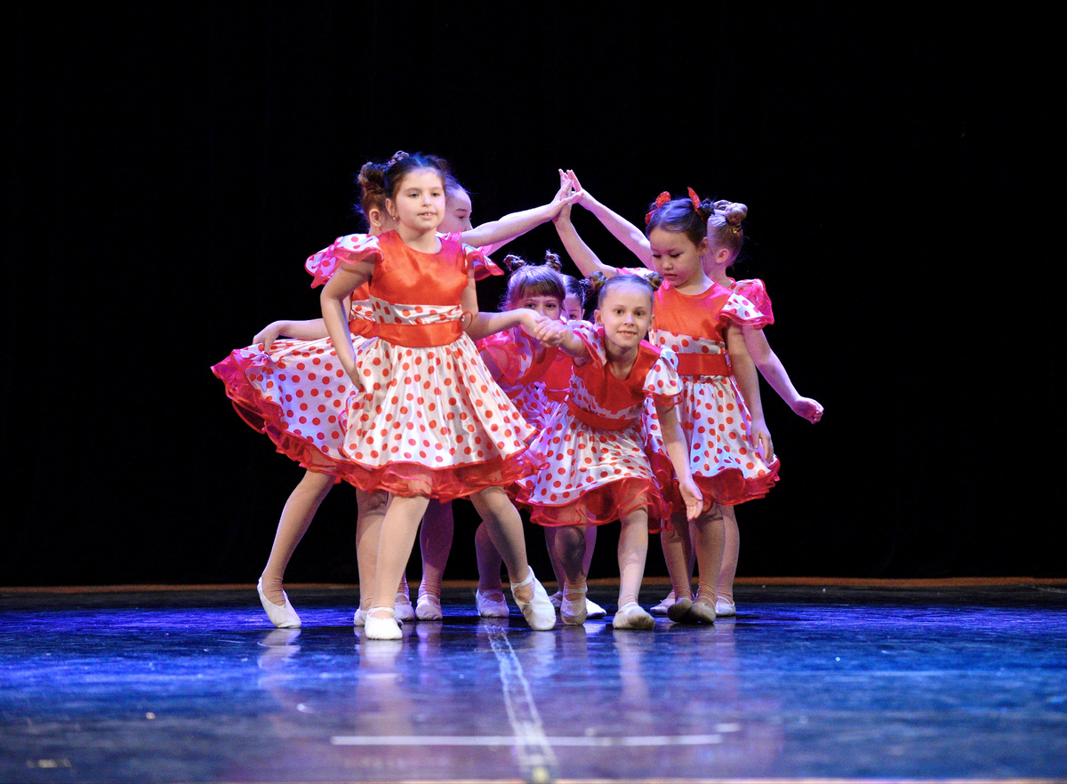 Этот танец Карина с девочками исполняли 4 года назад. Никто не ожидал от них стремительных и точных движений. Исполняли неторопливый "Ручеёк" и замечательно! 