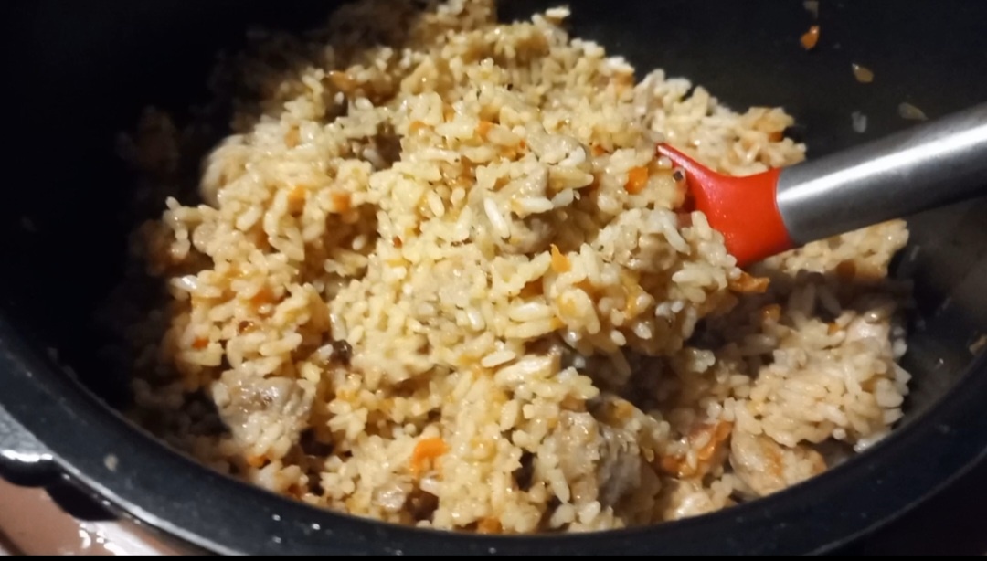 Рис с мясом, готов спустя 20 минут, нежнейший и мягкий настолько, что можно есть губами.