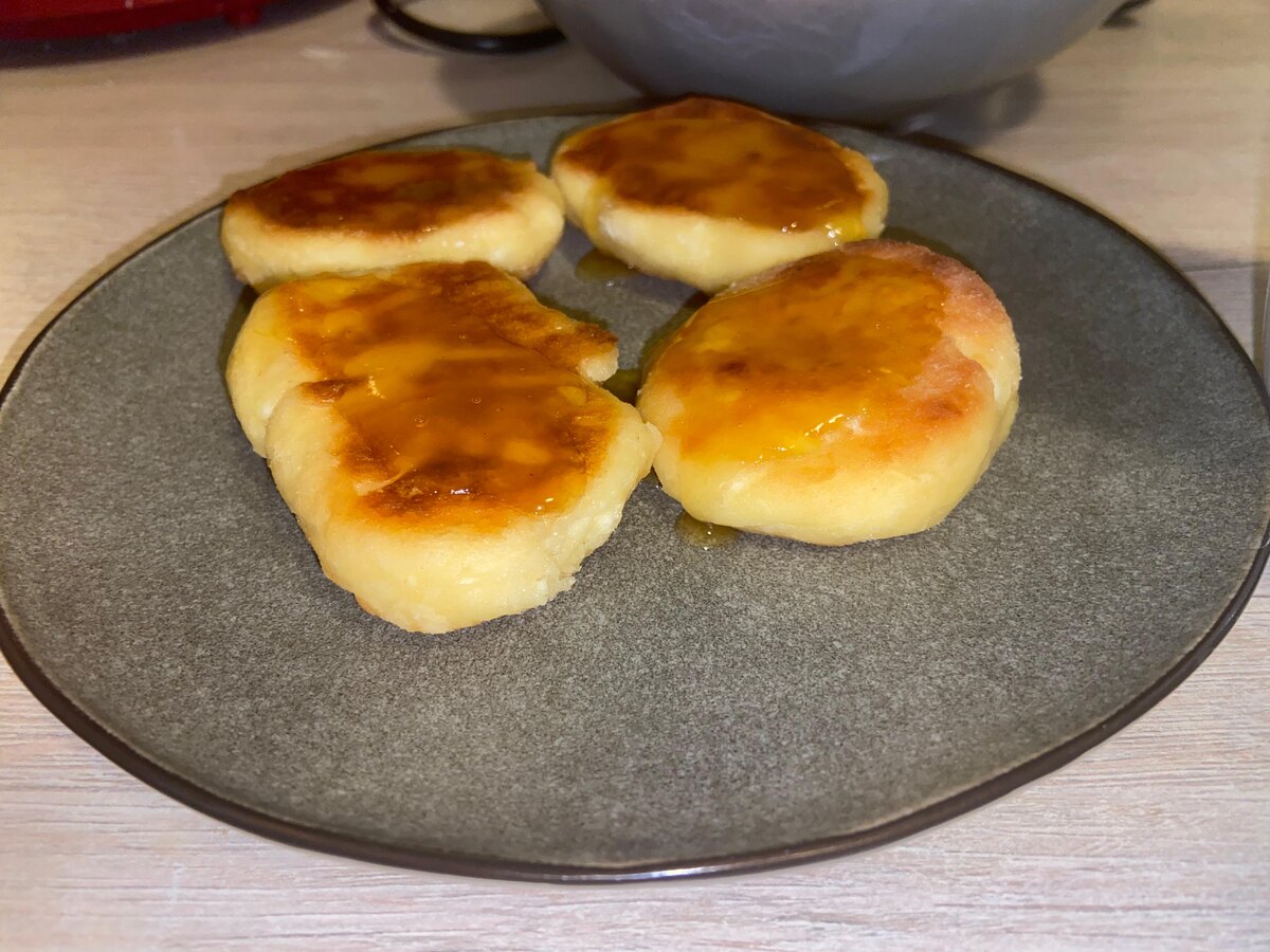 Сырники на тарелке порция 300 гр эта