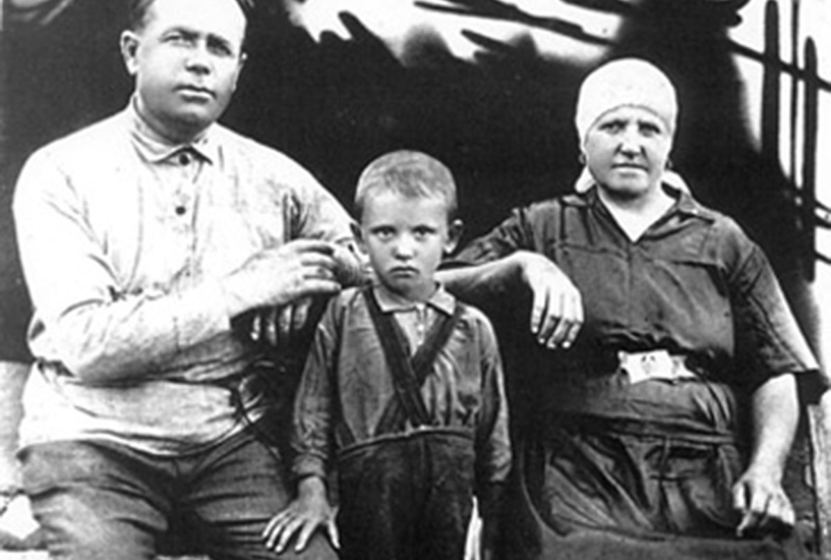 Горбачев с дедом Пантелеем и бабкой Василисой, чтоб бежали от немцев так как дед рулил колхозом и был коммунистом ( это смерть). 