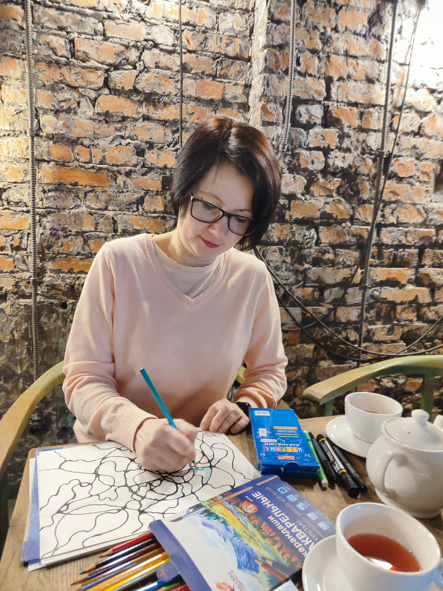 Клиент рисует НейроГрафику на индивидуальной сессии со специалистом НейроГрафики Ксенией Чигладзе