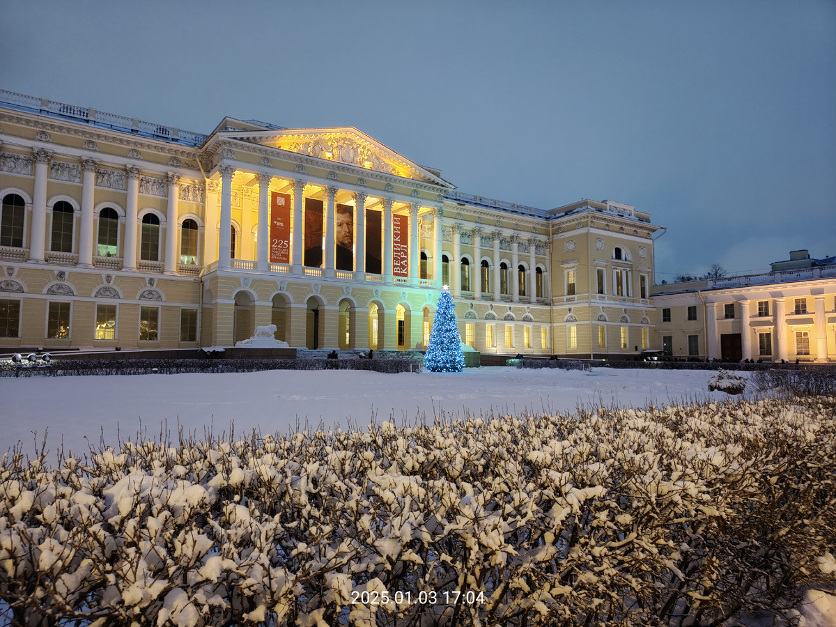 Вечернее освещение Михайловского дворца