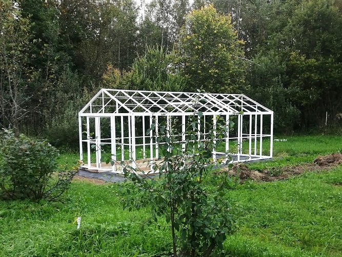 Тут теплица еще не обтянута пленкой и не отгорожена часть под всякие садово-огородные штуки.