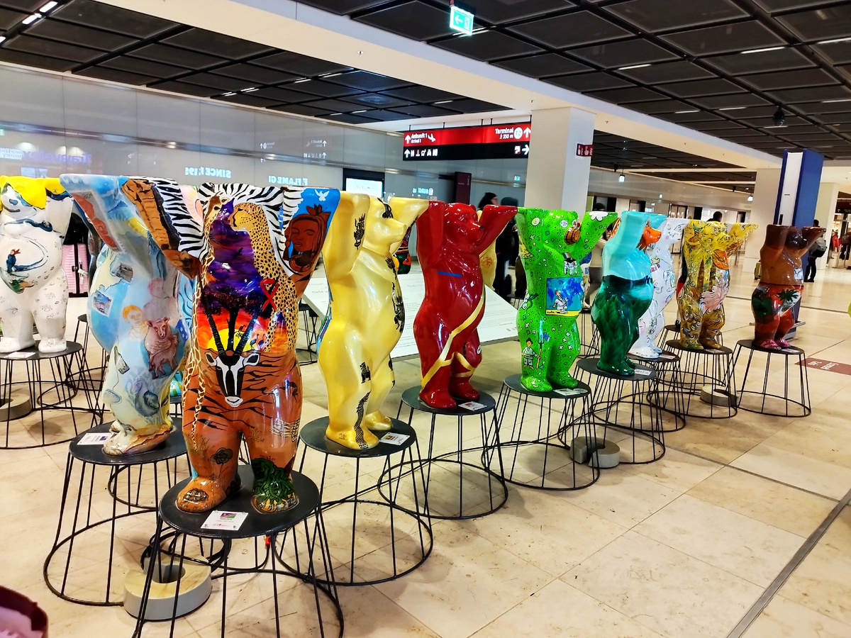 Медведи United Buddy Bears THE MINIS в здании аэропорта Берлин-Бранденбург. В отличие от классических скульптур Бадди они имеют рост в 1 м.