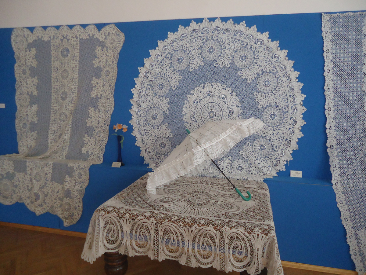 Елецкие кружева: гардины, две скатерти ( на стене - круглая, на столе -прямоугольная), зонтик. Из архива автора.