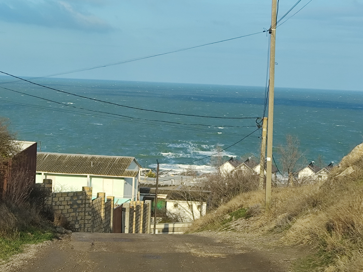 Барашки по всему морю и сильные волны ближе к берегу