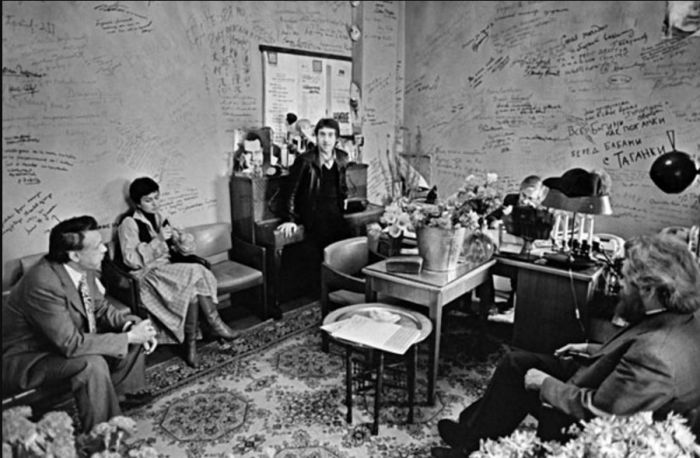 Слева направо: Николай Дупак, Каталин Любимова-Кунц, Владимир Высоцкий, Юрий Любимов и Борис Можаев. В театре на Таганке, в кабинете Юрия Петровича Любимова. 