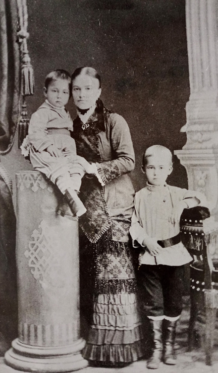 Братья Кустодиевы - Борис и Михаил с мамой Екатериной Прохоровной. 1883. Фотограф С.М. Вишневский. Источник: https://historyrussia.org/sobytiya/mikhail-mikhajlovich-kustodiev-portret-na-fone-epokhi.html