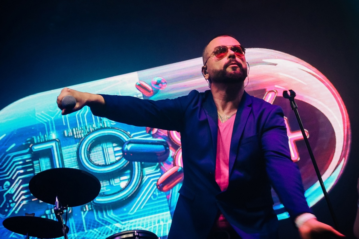 Фото сделаны разными людьми (не мои) и взяты со всех трёх концертов (Питер, Москва, Екатеринбург). 