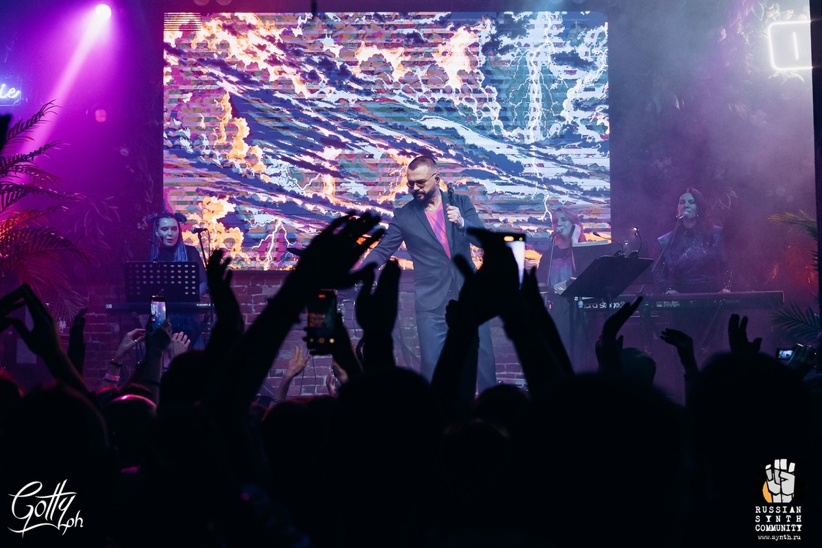 Фото сделаны разными людьми (не мои) и взяты со всех трёх концертов (Питер, Москва, Екатеринбург). 