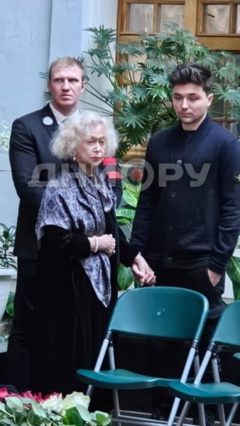    Светлана Немоляева на прощании с братом, фото: дни.ру