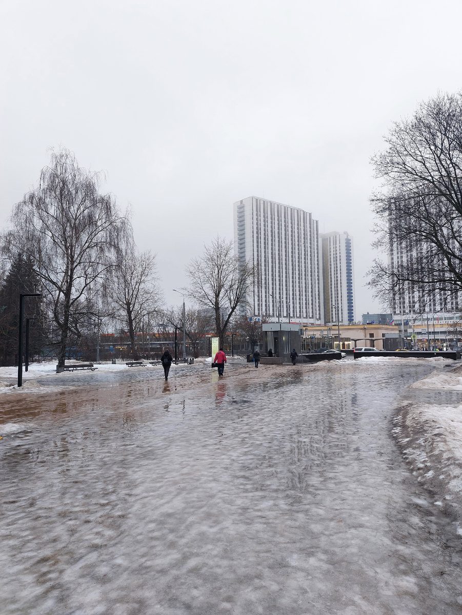 Вдалеке - наша гостиница "Бета"