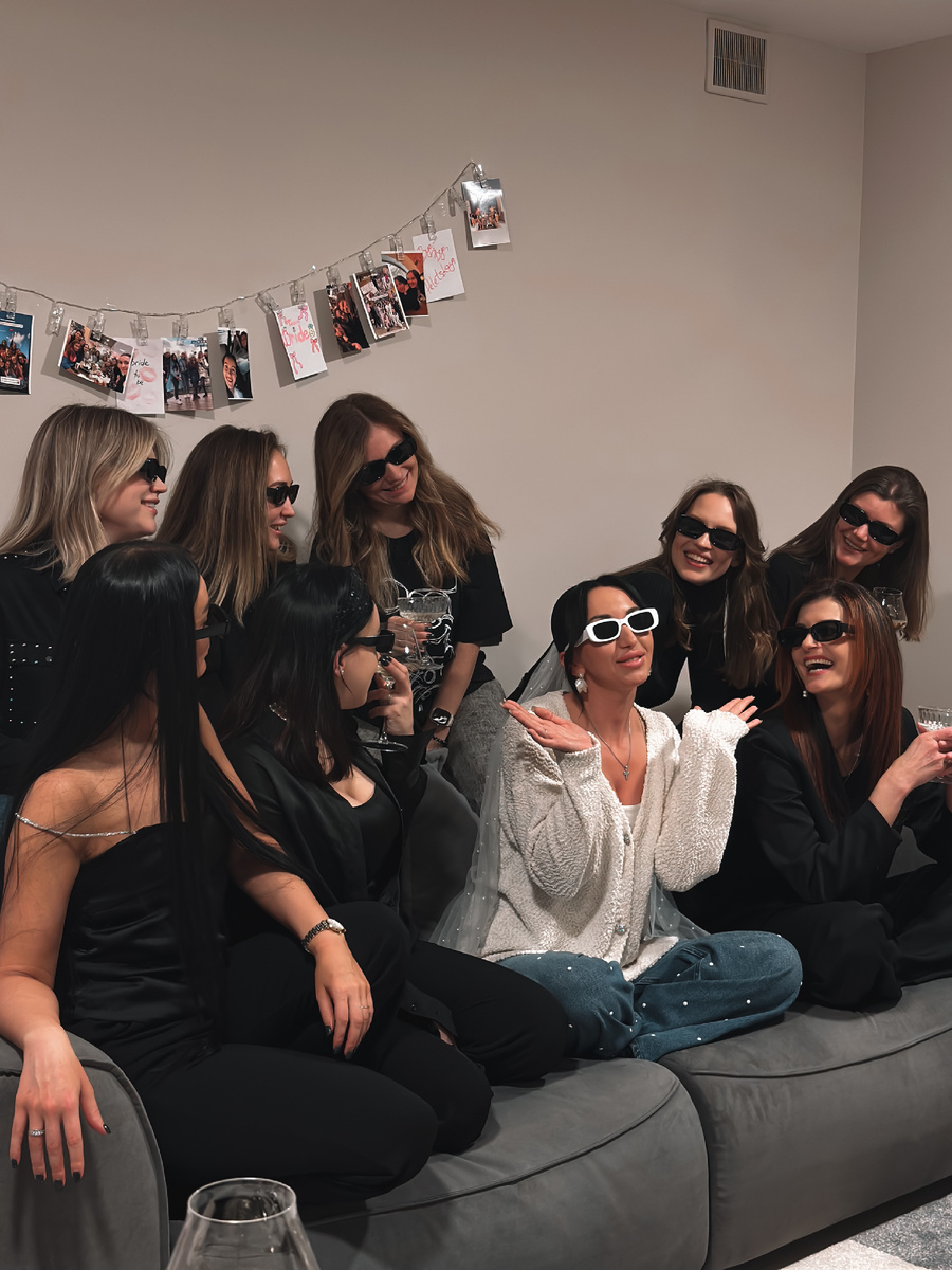 Наша команда PL AGENCY (организация/декор/монтаж) В центре: невеста - директор Агенства - Олеся Пелецкая. Локация: YARD HOTEL REZIDENCE, Санкт-Петербург. Фото: Капиталина Щербакова