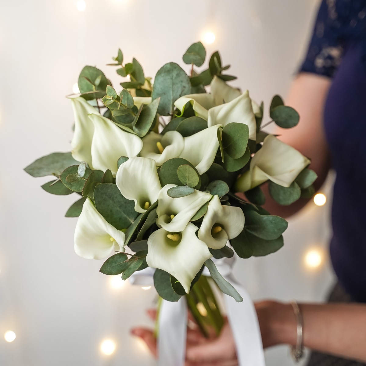 Букет невесты с каллами и эвкалиптом