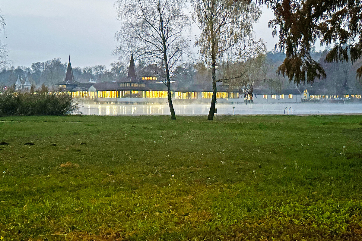 Купальни Хевиза красиво светятся вечером. Фото автора