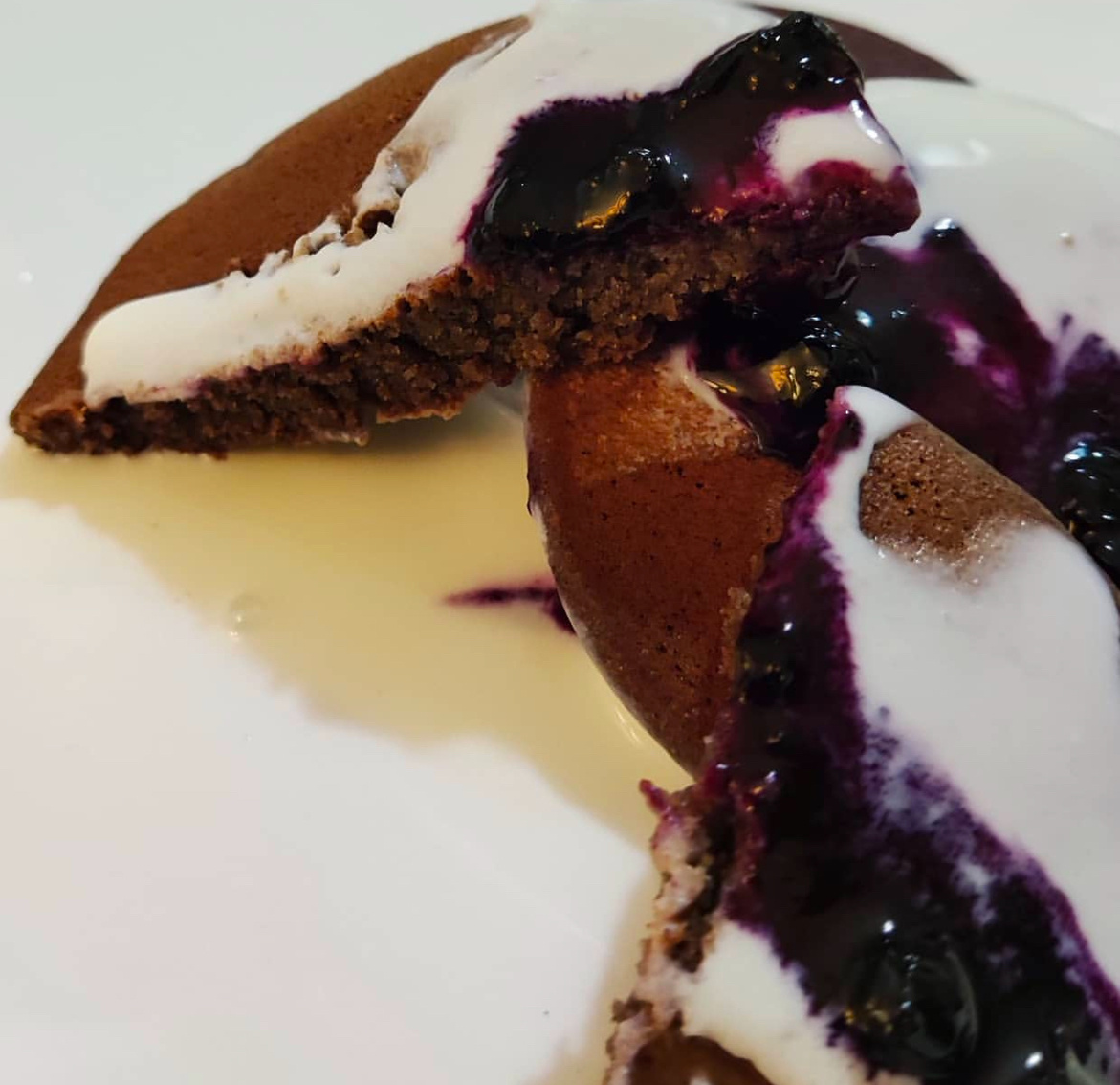 Оладушки из черемуховой муки, йогуртом и черничным вареньем