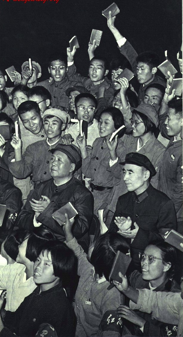 Мао Цзэдун и Линь Бяо в окружении хунвэйбинов в 1966 году.