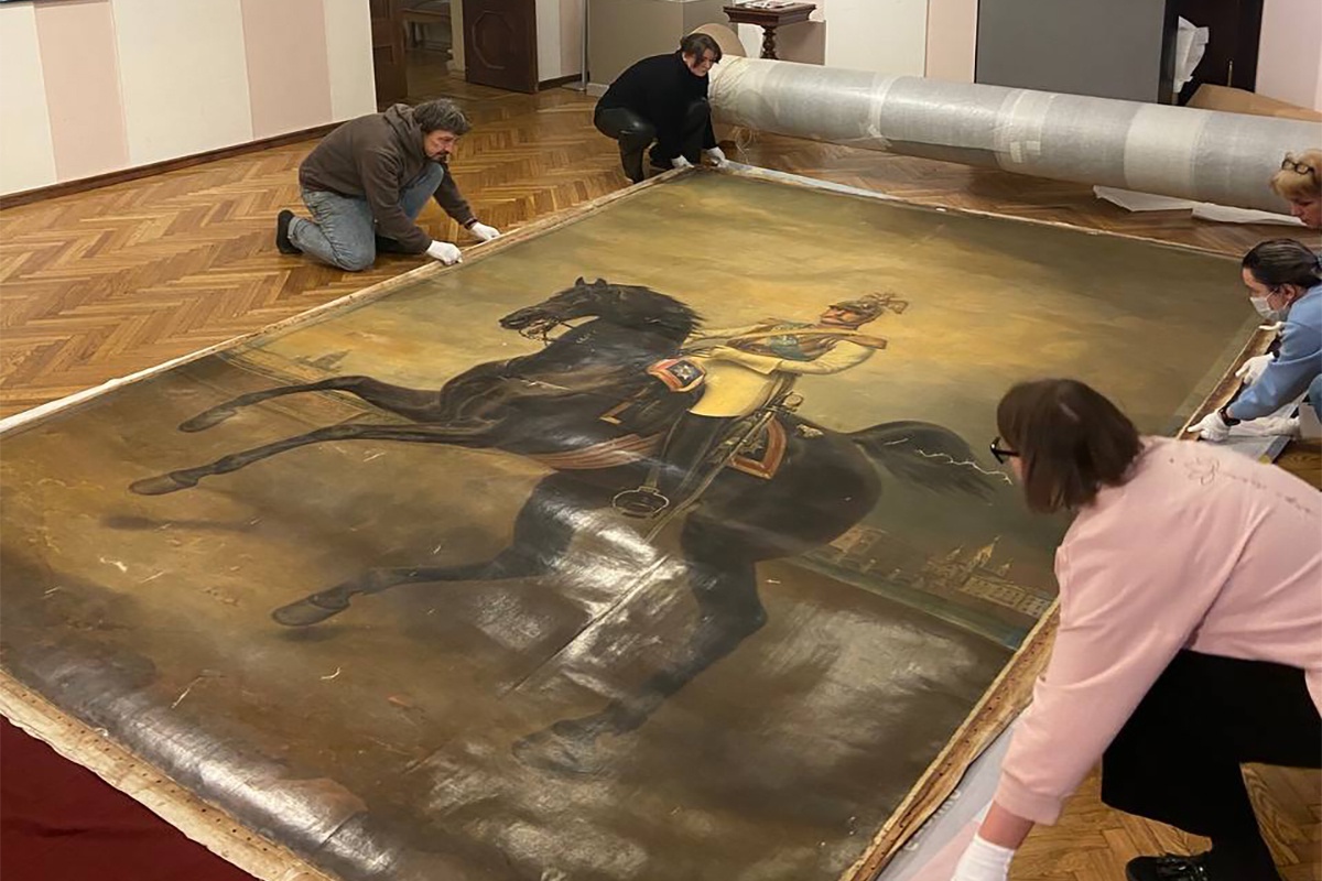 Фото Музея политической истории России - демонстрация найденного в ходе инвентаризации шедевра