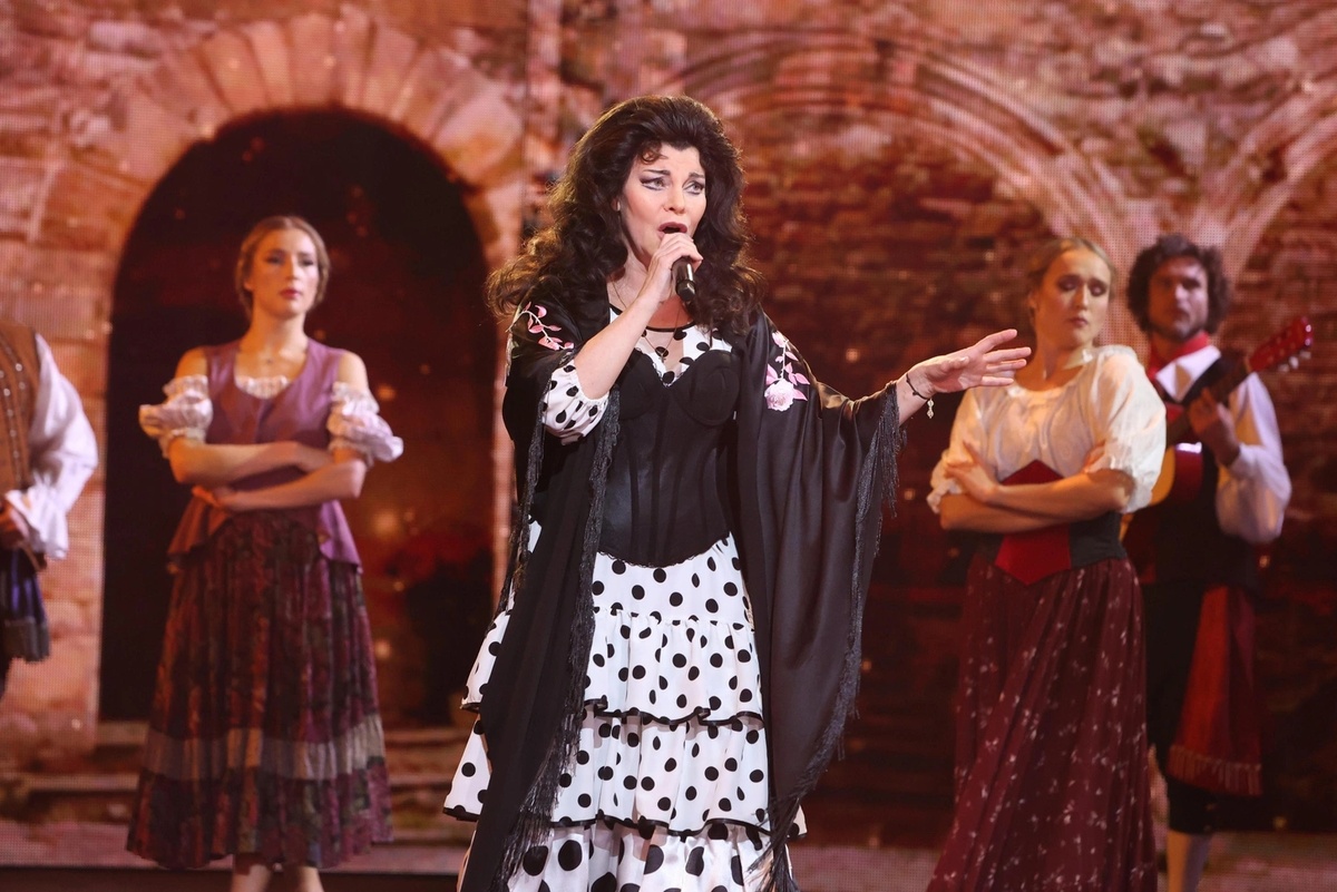 Лада Дэнс в образе Елены Образцовой в опере "Кармен"