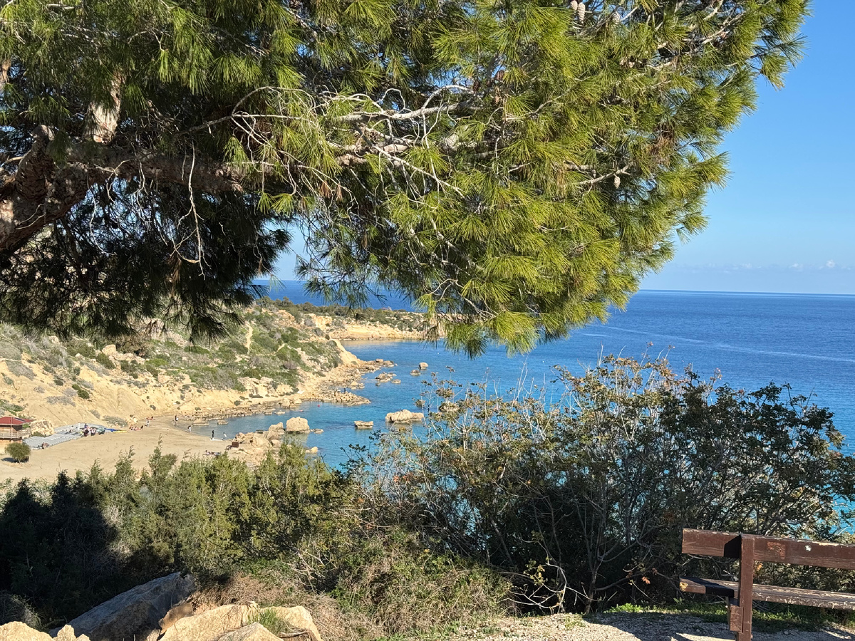 Но редкий турист купается в такую погоду, а местные вообще ходят в куртках и шапках.