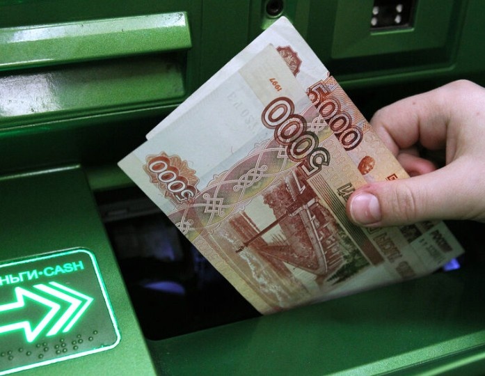 Аналитики прогнозируют умеренное ослабление рубля в 2025 году

По мнению экспертов, опрошенных «РБК Инвестициями», в 2025 году можно ожидать умеренное ослабление рубля, однако оснований для его резкой девальвации нет. Основными факторами, которые будут влиять на курс рубля, станут действия Минфина и Центрального банка России на внутреннем валютном рынке, а также спрос на иностранную валюту.

Аналитики отмечают, что если импорт останется на стабильном уровне, а экспорт из России ослабнет, это может привести к некоторому ослаблению рубля. Тем не менее, торговый баланс и высокие процентные ставки могут сыграть защитную роль и предотвратить серьезное падение национальной валюты.

Недавний доклад «Росконгресса» под названием «Ключевые события 2025. Геоэкономика. Прогнозы. Основные риски» указывает, что курс рубля к доллару может колебаться в диапазоне от 100 до 120 рублей. Это свидетельствует о том, что эксперты ожидают некоторой нестабильности, но не катастрофического падения.

Инвестор и основатель инвестиционной компании «Лига Инвесторов» Евгений Ходченков также отметил, что в 2024 году курс доллара вырос на 13,4%, что может оказать влияние на дальнейшие прогнозы по рублю.

Кроме того, ранее экономисты поднимали вопрос о необходимости использования геополитических факторов для борьбы с инфляцией в России, что также может отразиться на экономической ситуации и курсе национальной валюты в будущем.

Таким образом, несмотря на возможные колебания, эксперты уверены, что рубль не столкнется с резкой девальвацией в 2025 году, что создает некоторую стабильность для экономики страны.

ZigaGrow - бизнес канал: 100 идей для бизнеса, бизнес новости, помощь предпринимателям, бизнес ангелы, инвесторы, инвестиционные проекты, помощь предпринимателям, продвижение в интернете: @ZigaGrow

ТЕЛЕГРАМ: https://t.me/ZigaGrow / @ZigaGrow / 

ДЗЕН: https://dzen.ru/ZigaGrow

#Жигайлов
#ZigaGrow
#бизнес
#идеидлябизнеса
#инвесторы
#инвестиции
#бизнесновости
#помощьпредпринимателям
#федерациязащи