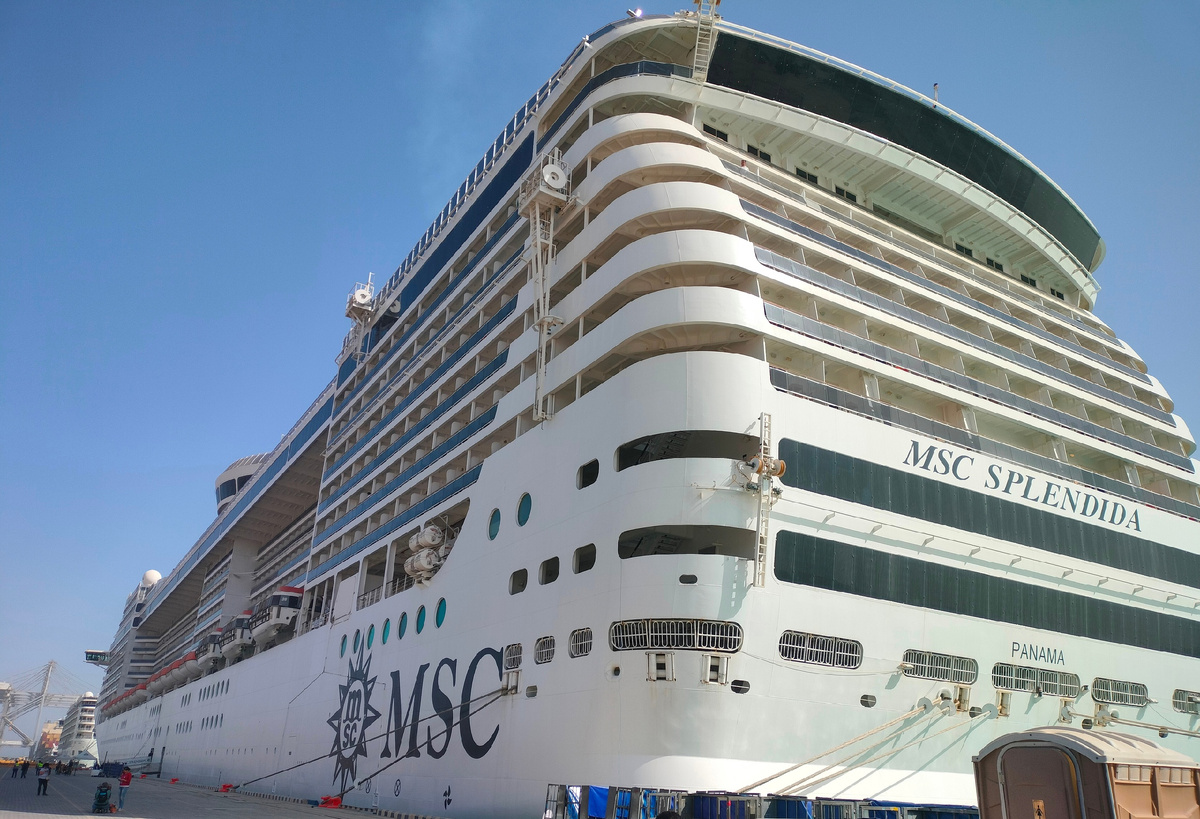 Задняя часть лайнера MSC Splendida в порту Сохна (Египет)