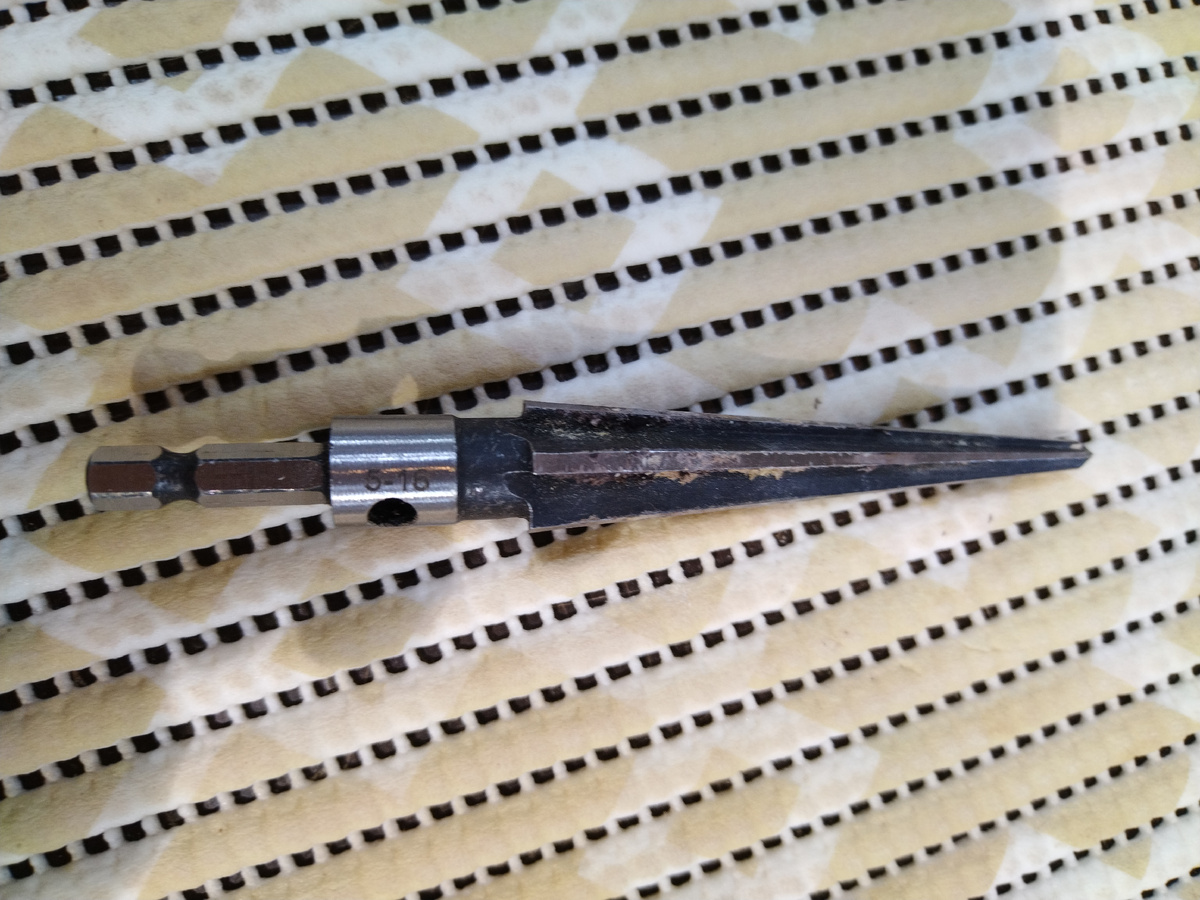 Китайцы пишут , что на широком конце 16мм, а на узком 5. Врут. На широком от силы 14,5.