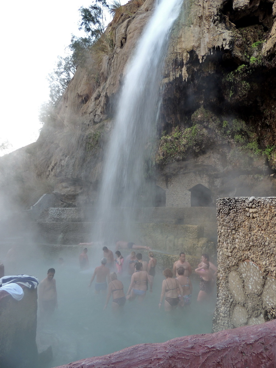 Один из водопадов с расположенным под ним бассейном