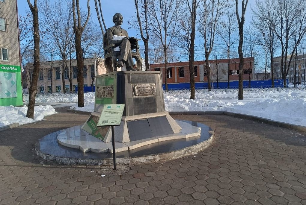 Памятник еврейскому писателю Шолом-Алейхему в городе Биробиджане Еврейской автономной области