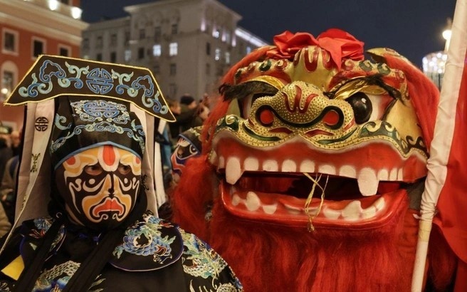 Празднование китайского Нового года порой напоминает большой уличный спектакль