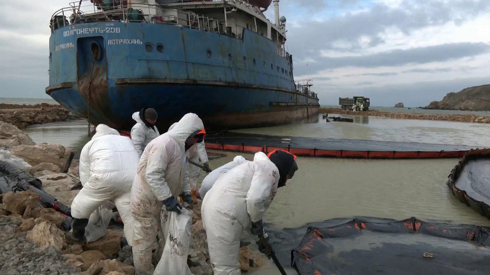 Для полной очистки от мазута побережья юга России потребуется от 5 до 30 лет - в зависимости от предпринимаемых мер. Руководитель Союза энерго-экологической безопасности Наталья Соколова уточнила: «При активных действиях властей, может составлять не менее 5 лет. Если действия будут недостаточно активные, то не менее 10 лет. Если от проблемы абстрагируются - то и 30 лет. Если взять среднее то это займёт не менее 15 лет».