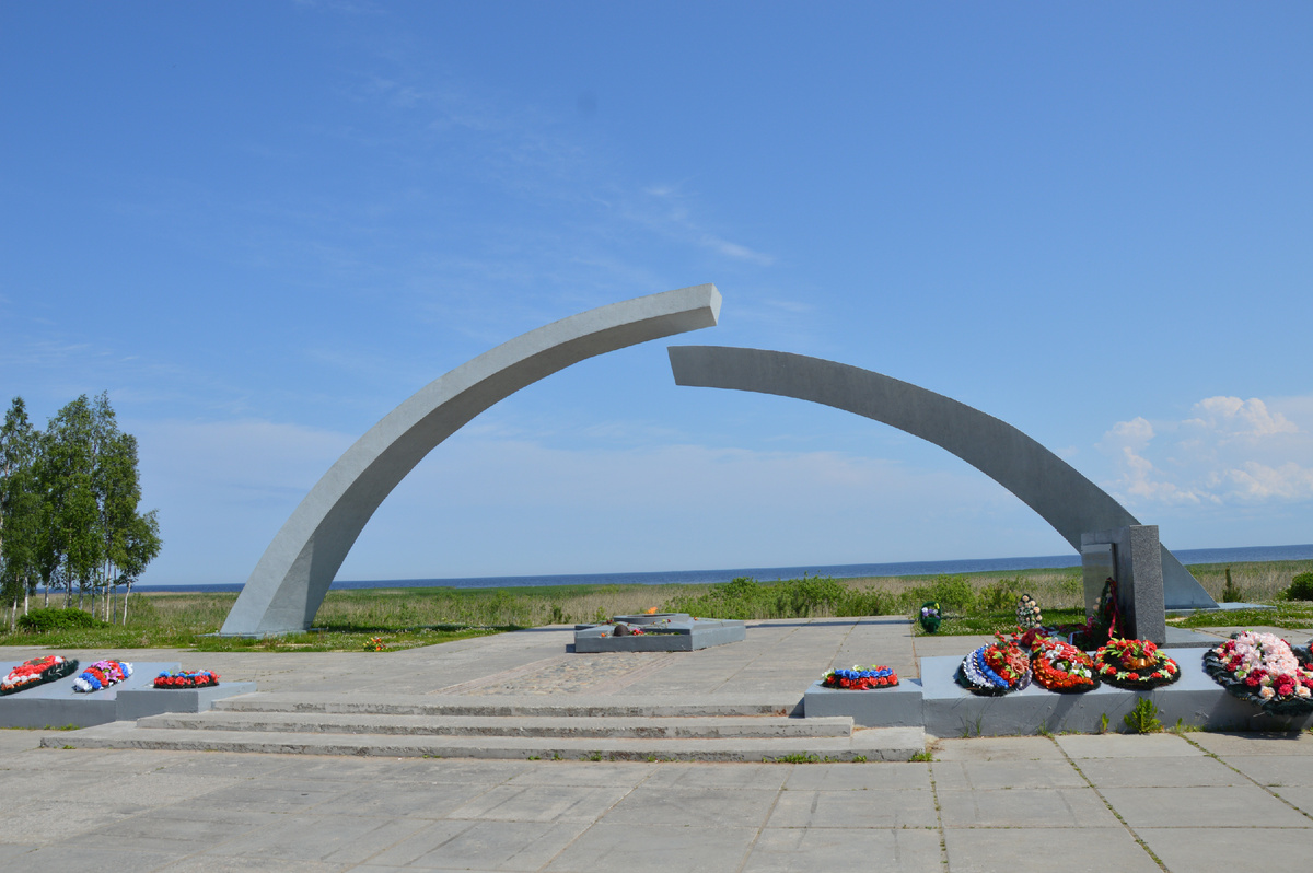 Памятник и Вечный огонь