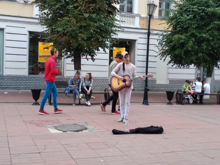 Эх, помню так же стоял с гитарой и пел Король и Шут, Lumen, песни из мюзиклов и др.