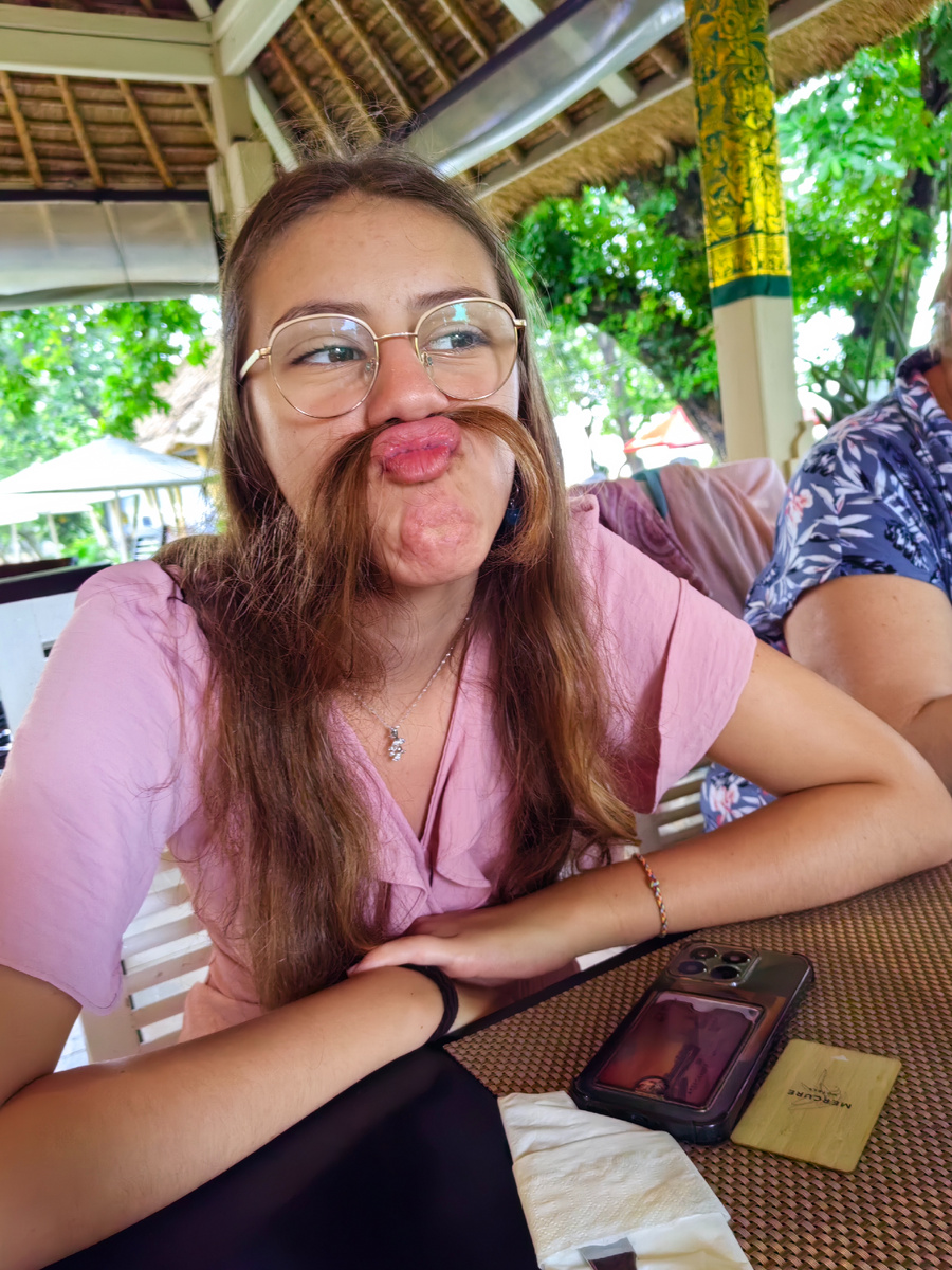 Это я. Дурачусь на завтраке.