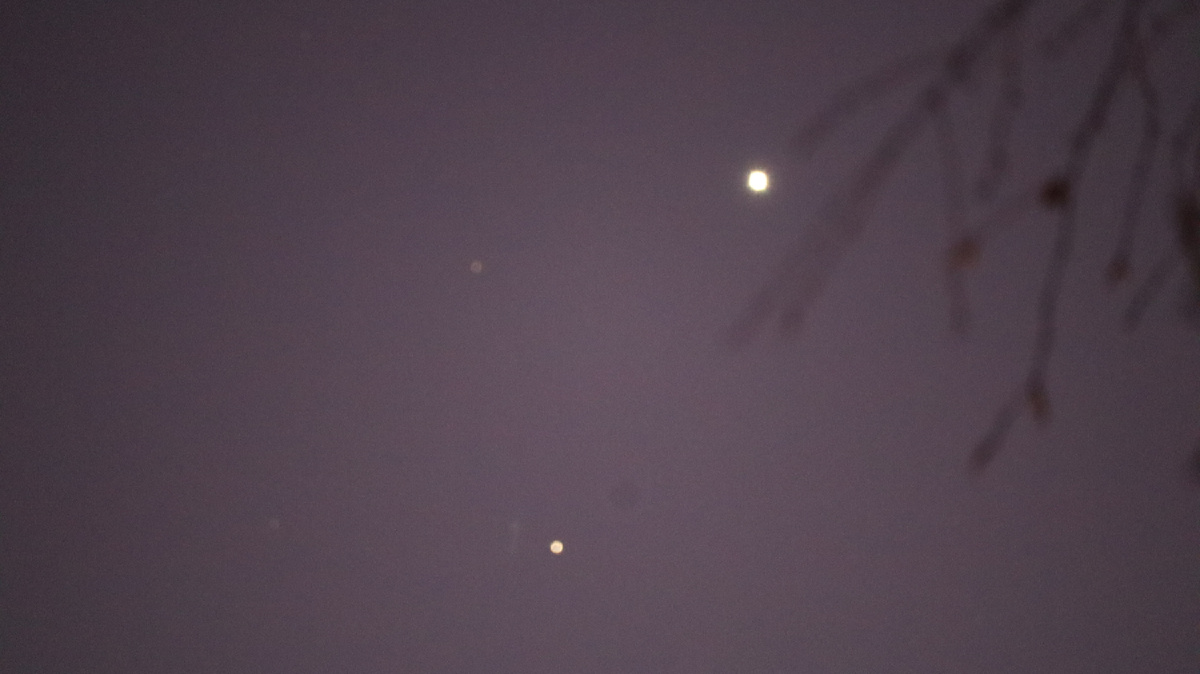 А здесь видимо ещё какая-то планета, ещё не разошлись после «парада»