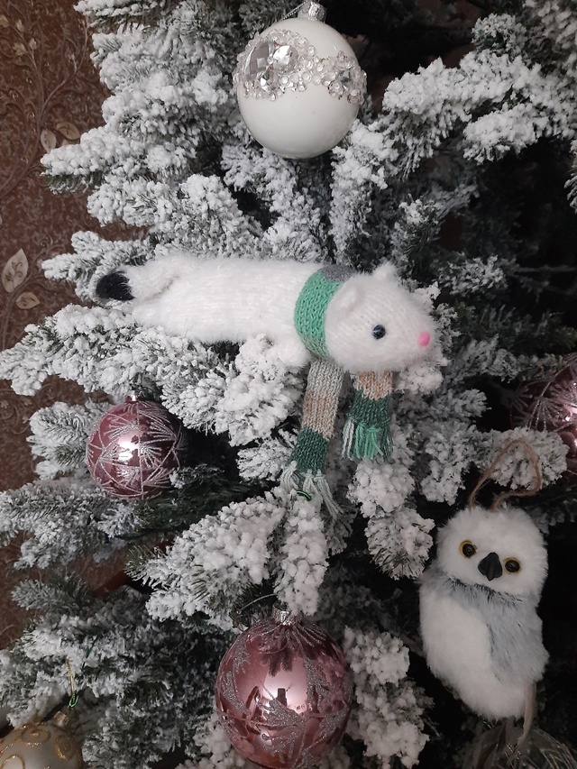 Вязаная спицами ласка Seolgi в воплощении от Ирины Быковой.