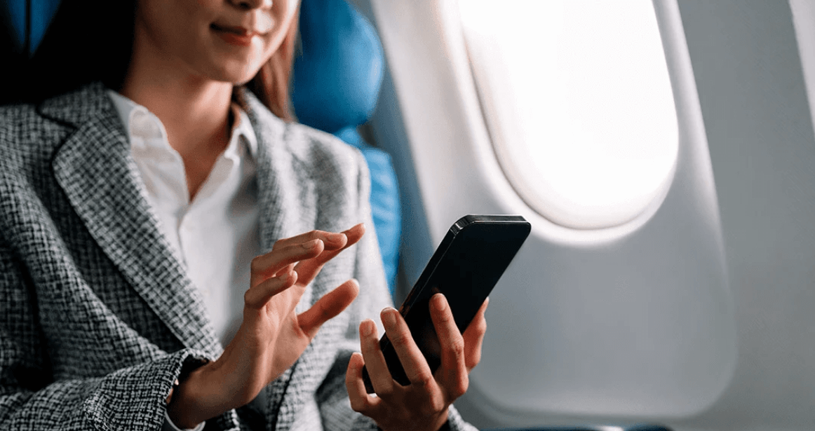    Большинство авиакомпаний запрещают пользоваться мобильной связью на борту самолета. Источник: blog.kupibilet.ru